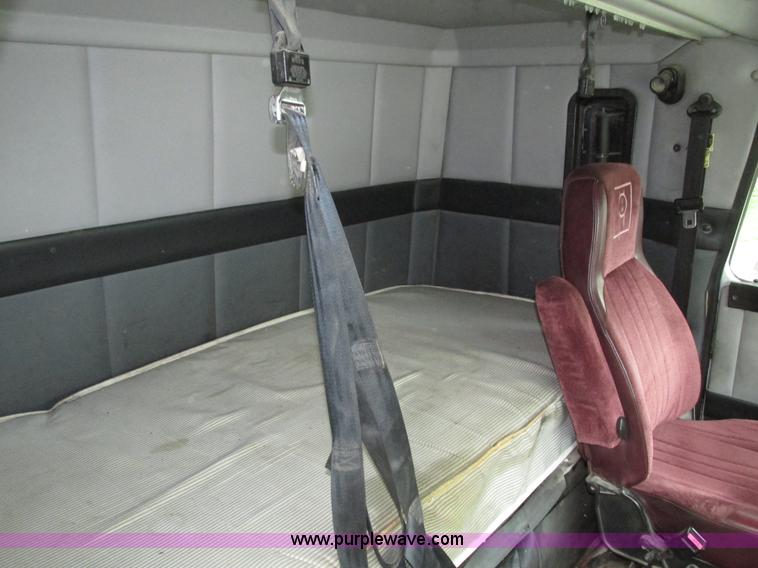 image for item H4558 1995 Volvo WIA semi truck