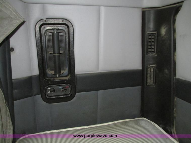 image for item H4558 1995 Volvo WIA semi truck