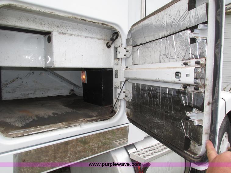 image for item H4558 1995 Volvo WIA semi truck