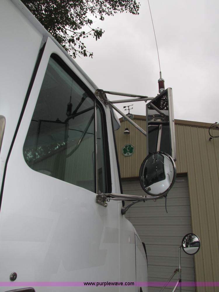 image for item H4558 1995 Volvo WIA semi truck