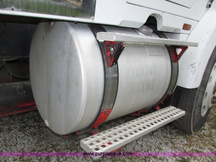 image for item H4558 1995 Volvo WIA semi truck