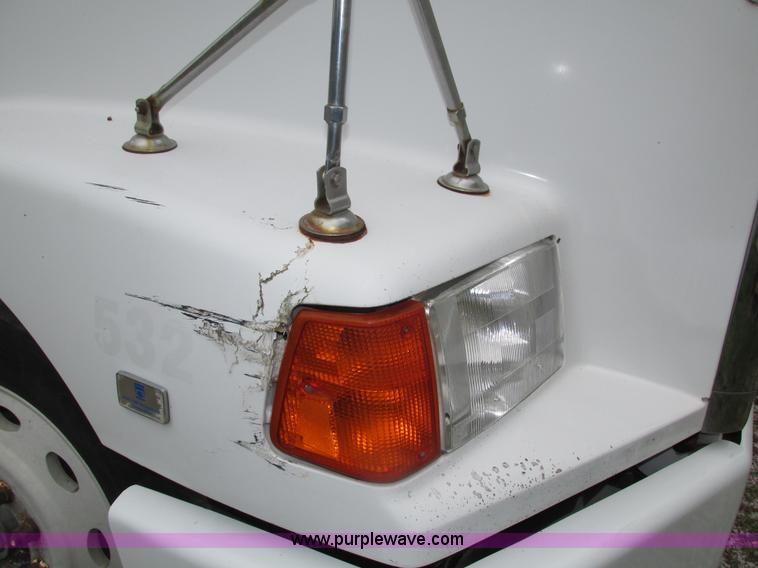 image for item H4558 1995 Volvo WIA semi truck