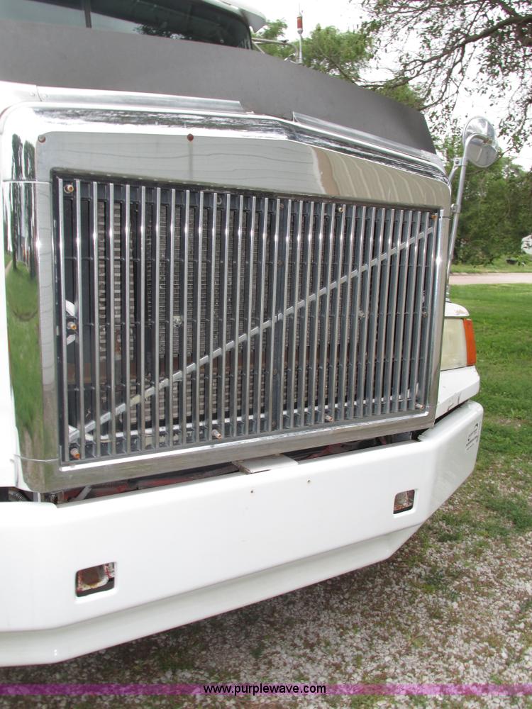 image for item H4558 1995 Volvo WIA semi truck