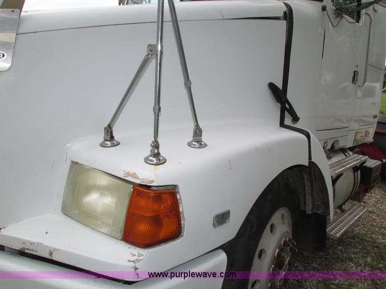 image for item H4558 1995 Volvo WIA semi truck