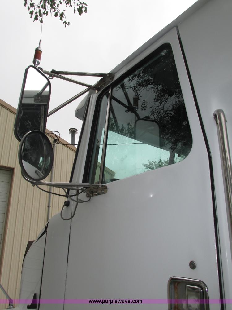 image for item H4558 1995 Volvo WIA semi truck