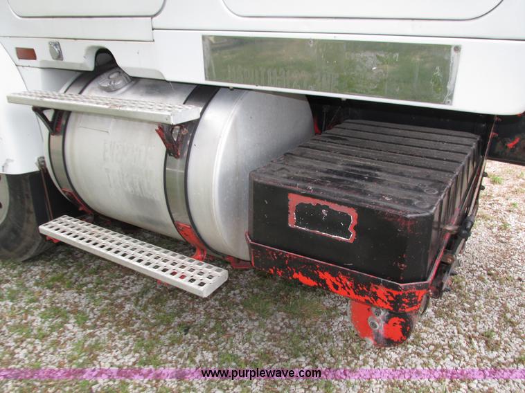 image for item H4558 1995 Volvo WIA semi truck