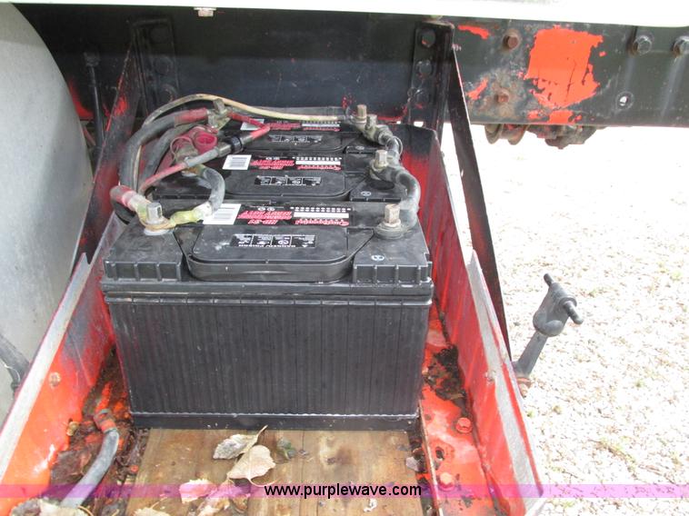 image for item H4558 1995 Volvo WIA semi truck