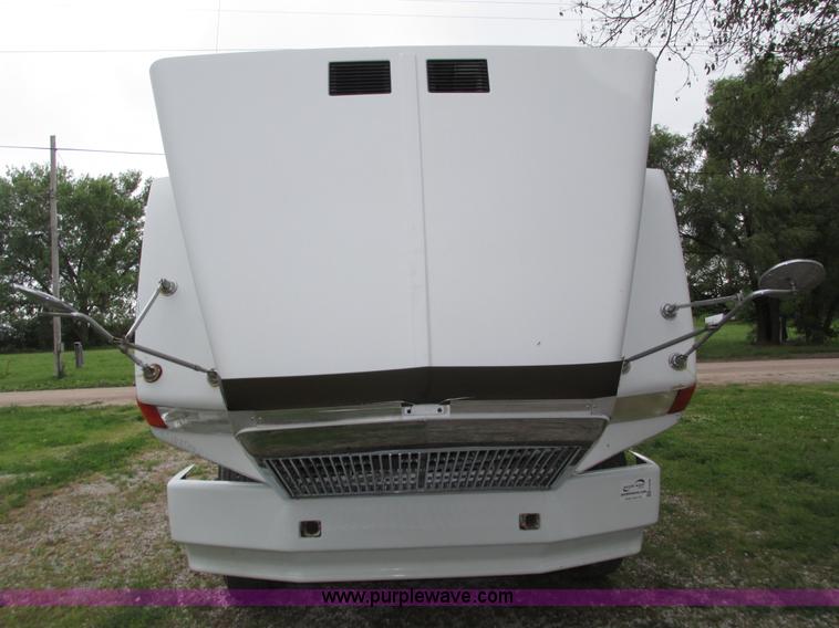 image for item H4558 1995 Volvo WIA semi truck