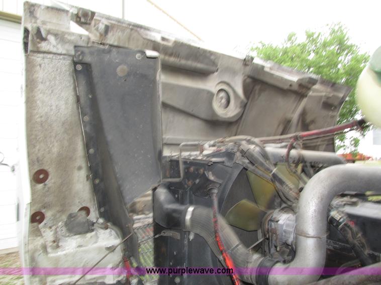 image for item H4558 1995 Volvo WIA semi truck