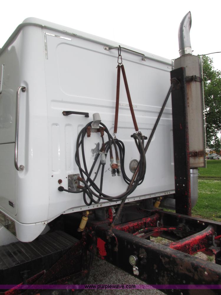 image for item H4558 1995 Volvo WIA semi truck