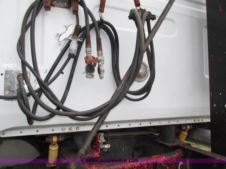 image for item H4558 1995 Volvo WIA semi truck