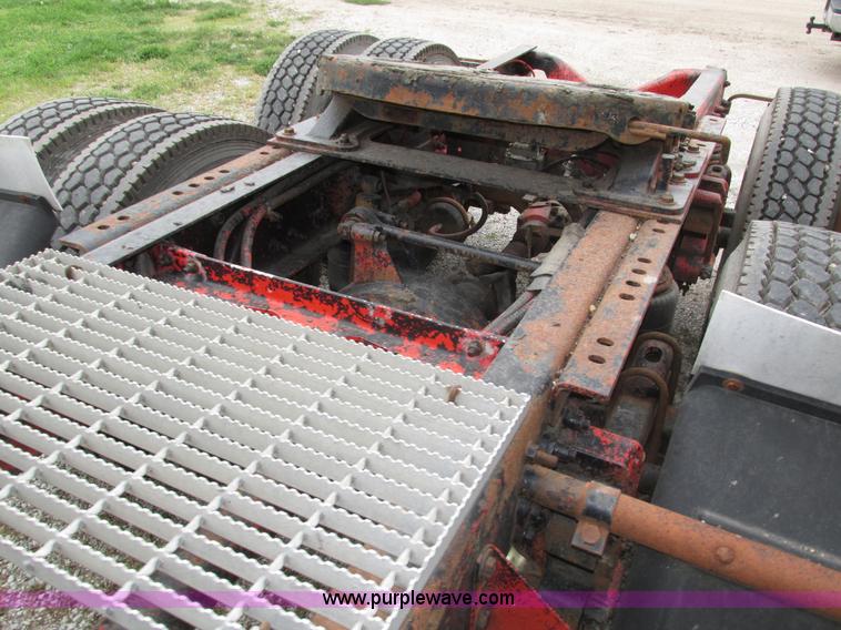 image for item H4558 1995 Volvo WIA semi truck