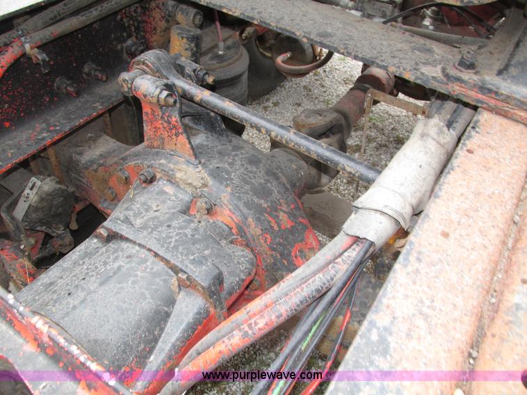 image for item H4558 1995 Volvo WIA semi truck