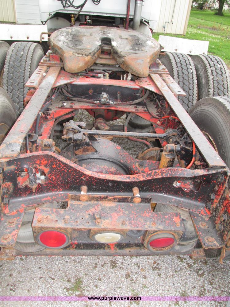 image for item H4558 1995 Volvo WIA semi truck