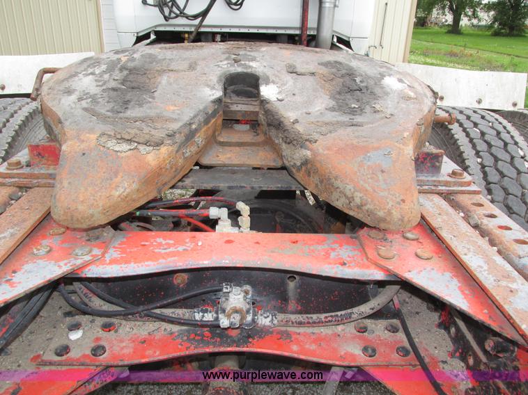 image for item H4558 1995 Volvo WIA semi truck