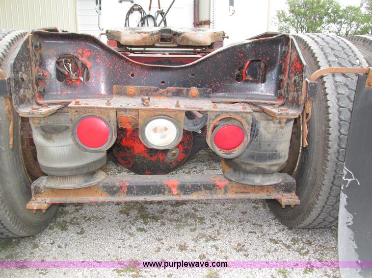 image for item H4558 1995 Volvo WIA semi truck