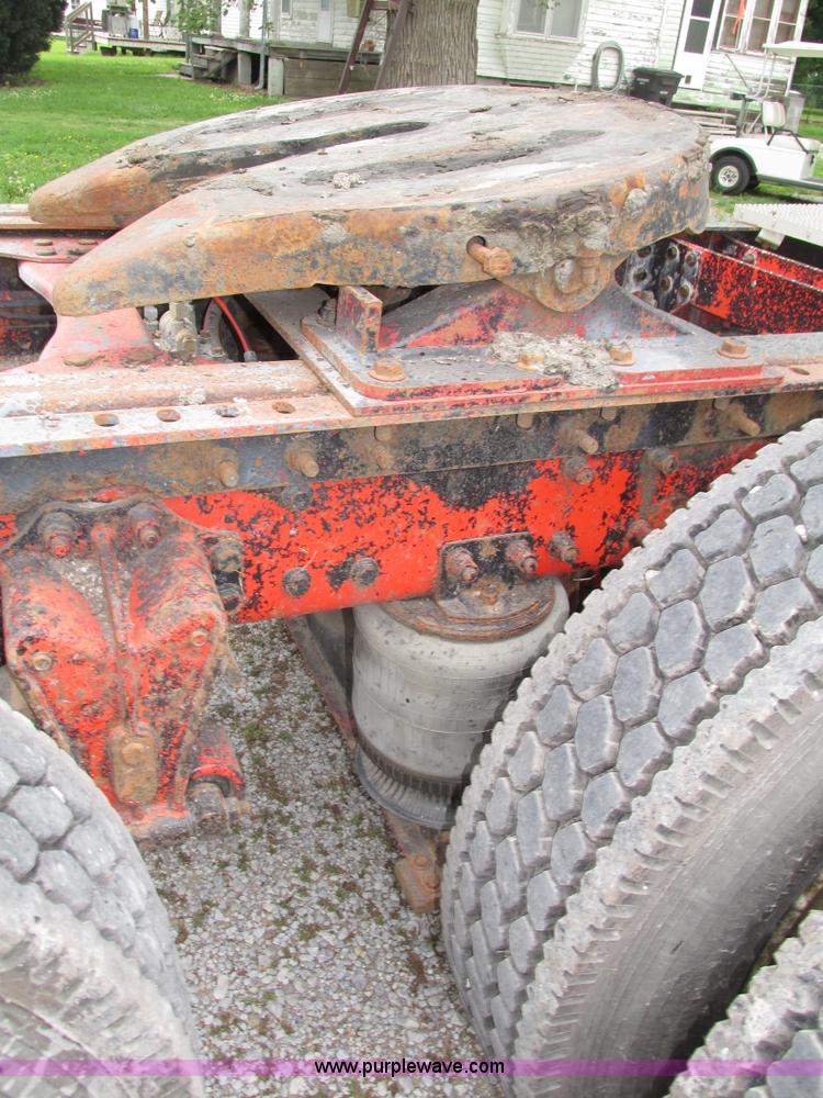 image for item H4558 1995 Volvo WIA semi truck