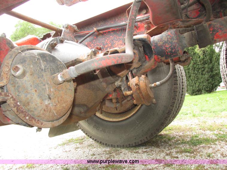 image for item H4558 1995 Volvo WIA semi truck