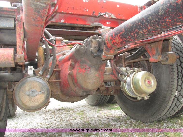 image for item H4558 1995 Volvo WIA semi truck