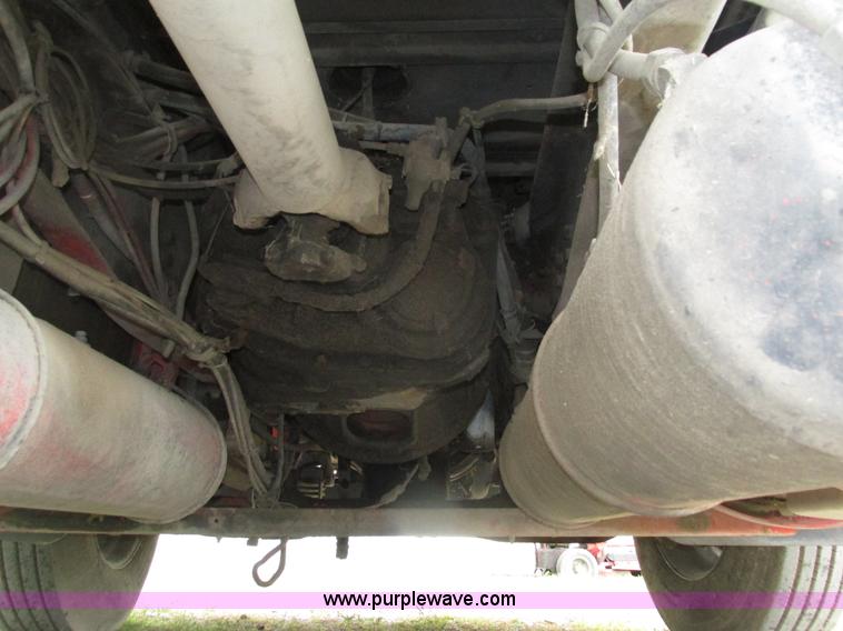 image for item H4558 1995 Volvo WIA semi truck