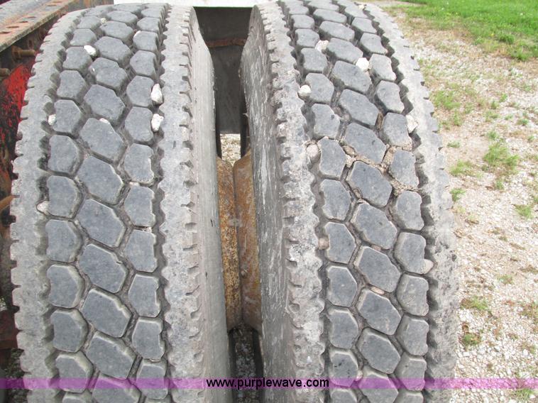 image for item H4558 1995 Volvo WIA semi truck