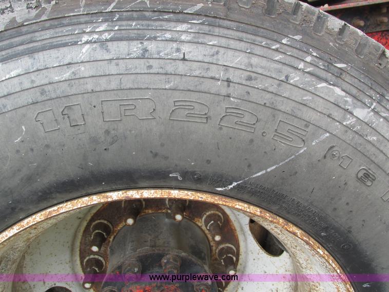 image for item H4558 1995 Volvo WIA semi truck