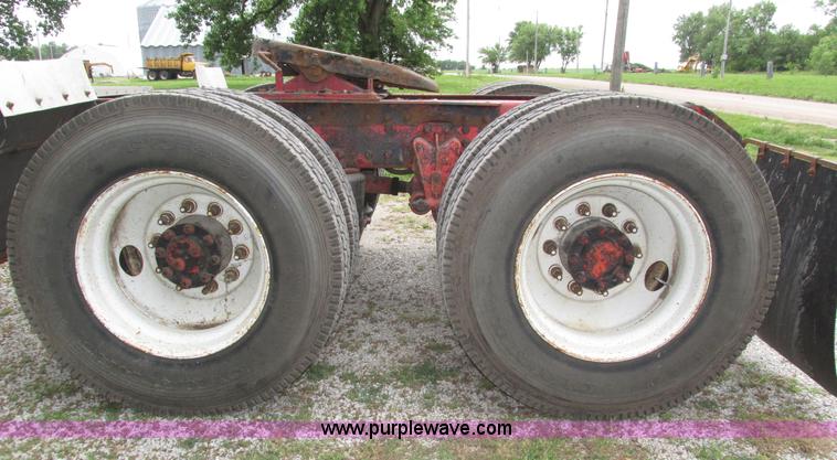 image for item H4558 1995 Volvo WIA semi truck