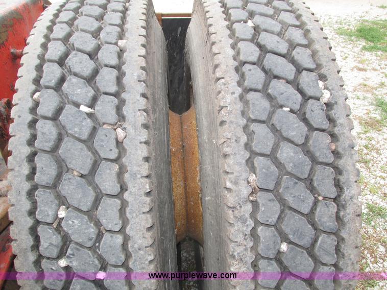 image for item H4558 1995 Volvo WIA semi truck