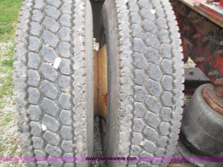 image for item H4558 1995 Volvo WIA semi truck