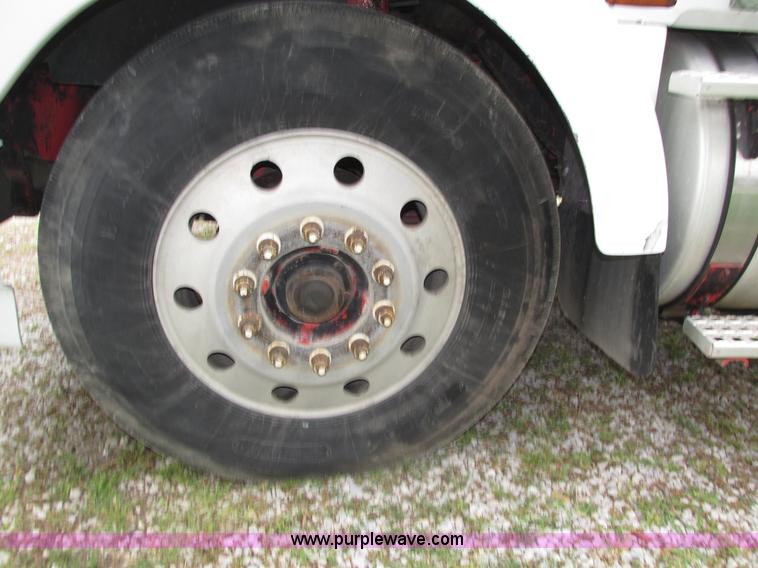 image for item H4558 1995 Volvo WIA semi truck