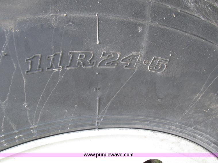 image for item H4558 1995 Volvo WIA semi truck