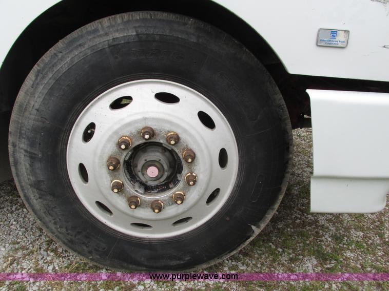 image for item H4558 1995 Volvo WIA semi truck