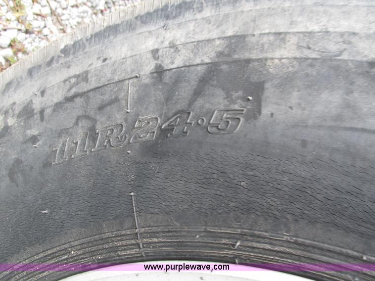 image for item H4558 1995 Volvo WIA semi truck