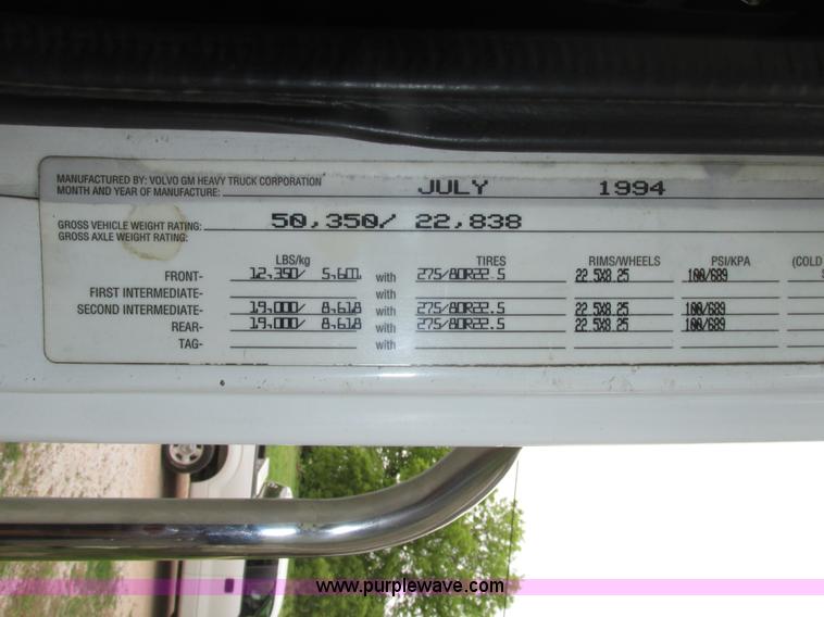 image for item H4558 1995 Volvo WIA semi truck