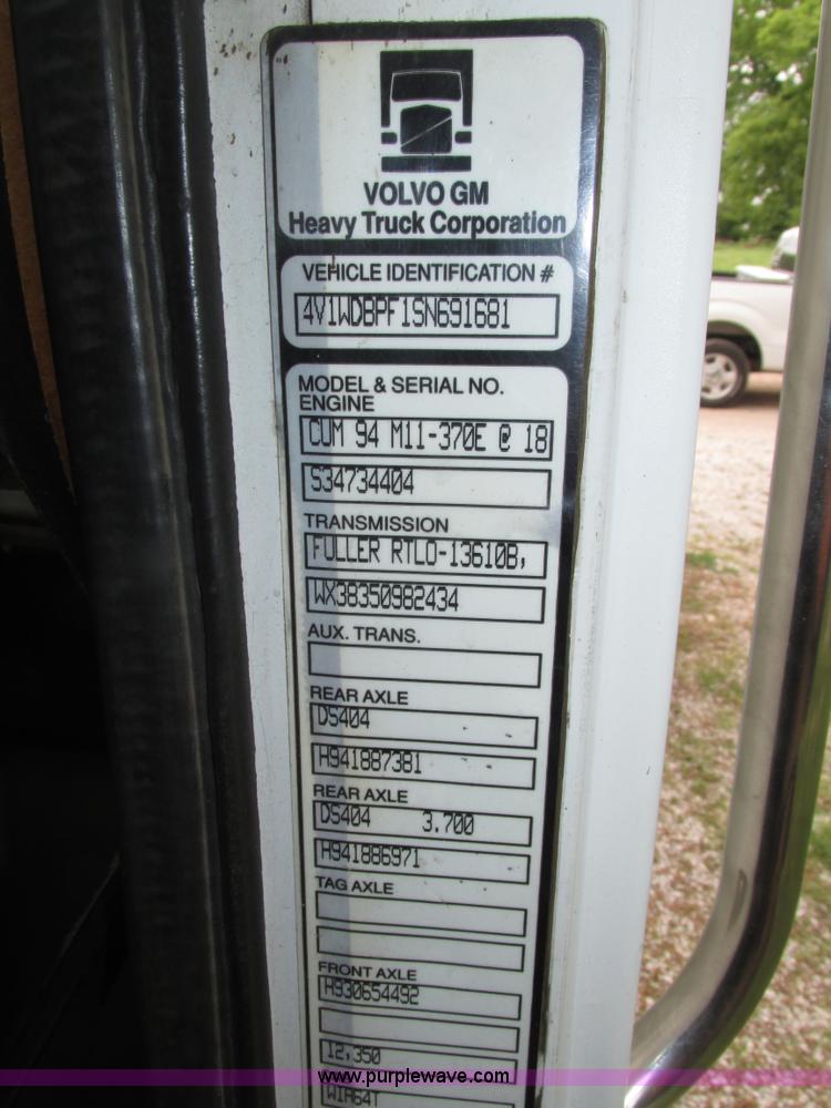 image for item H4558 1995 Volvo WIA semi truck