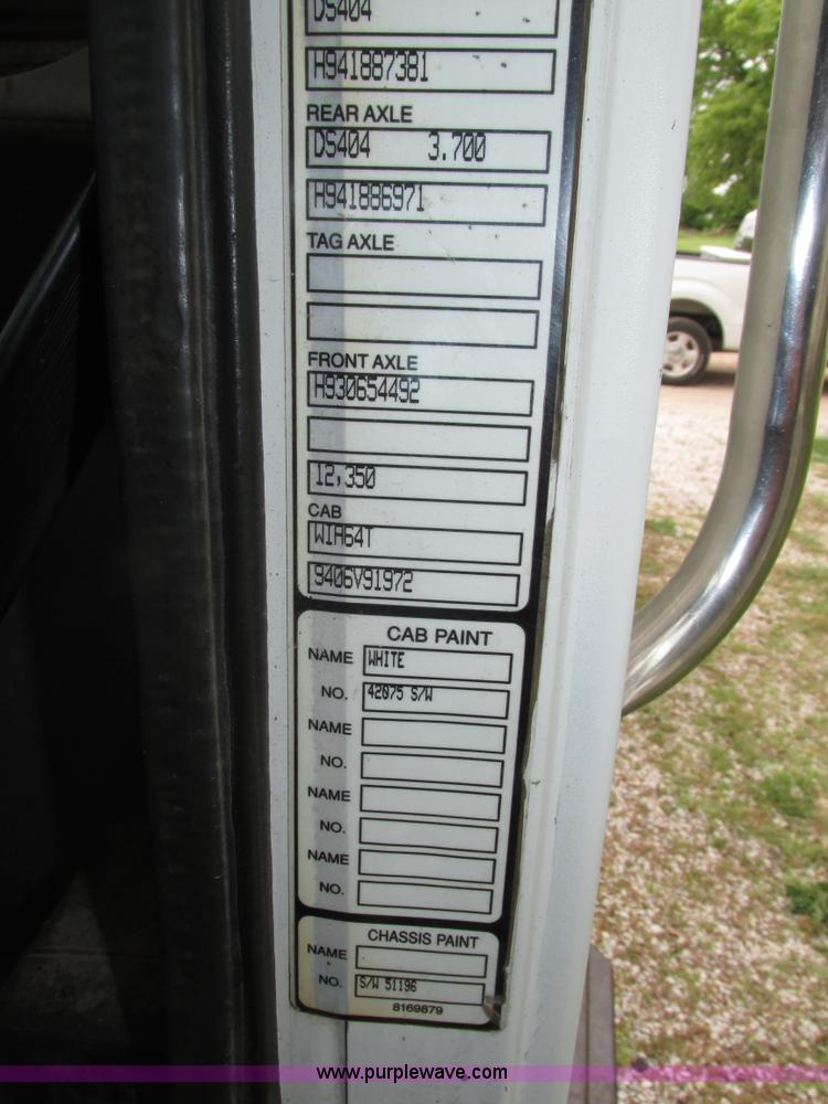 image for item H4558 1995 Volvo WIA semi truck