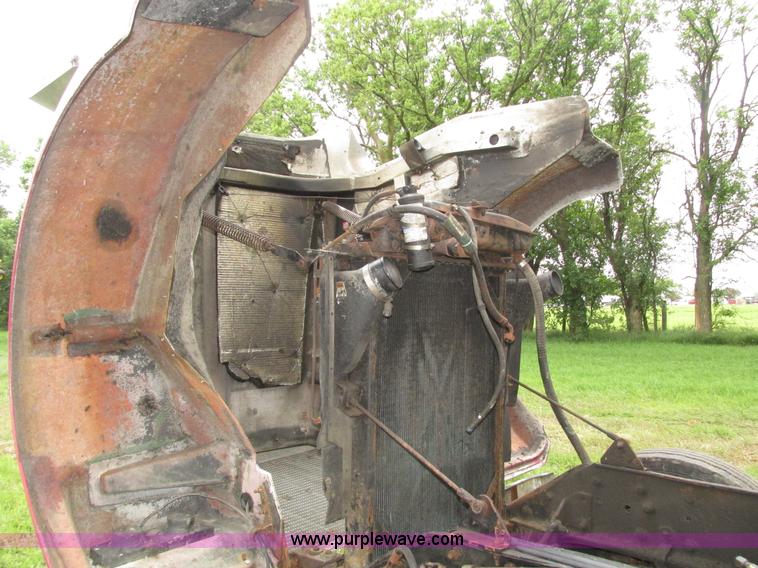 image for item H4560 1999 Kenworth W900L semi truck