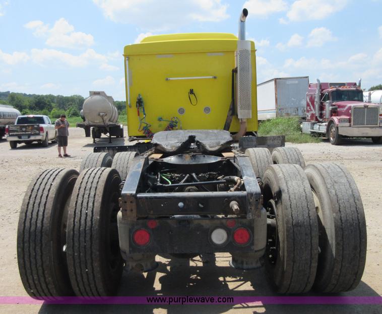 image for item I2051 2007 International 9200i semi truck