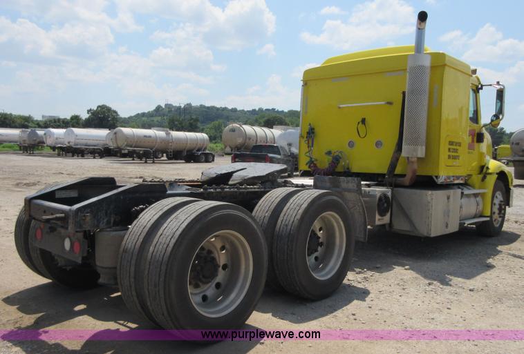 image for item I2051 2007 International 9200i semi truck