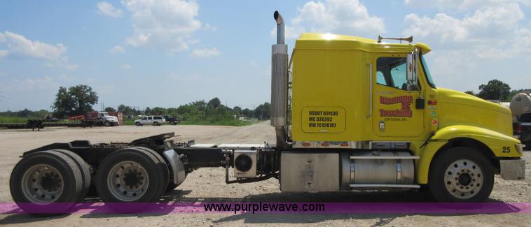 image for item I2051 2007 International 9200i semi truck