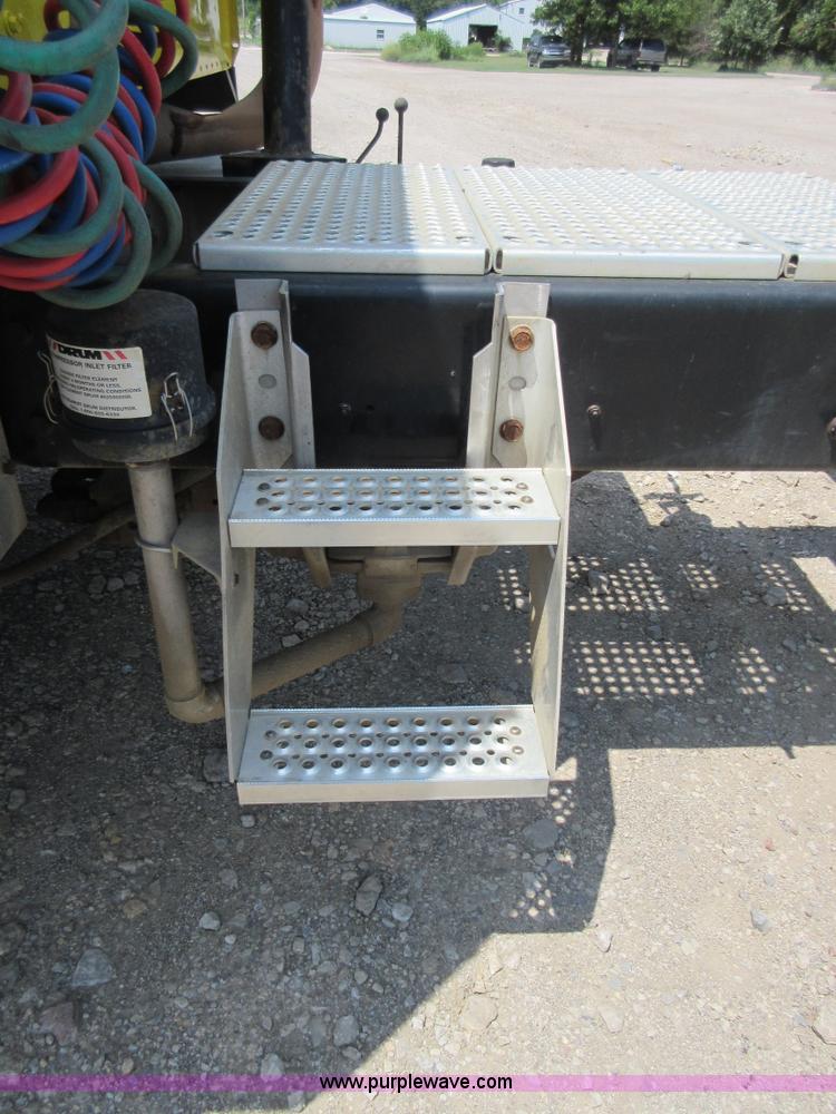 image for item I2051 2007 International 9200i semi truck