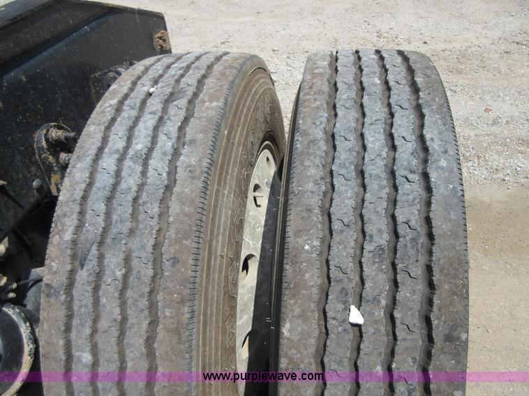 image for item I2051 2007 International 9200i semi truck