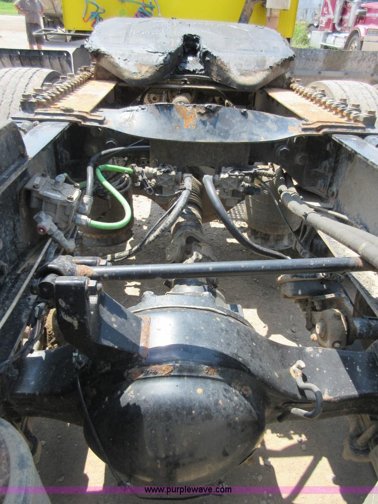 image for item I2051 2007 International 9200i semi truck