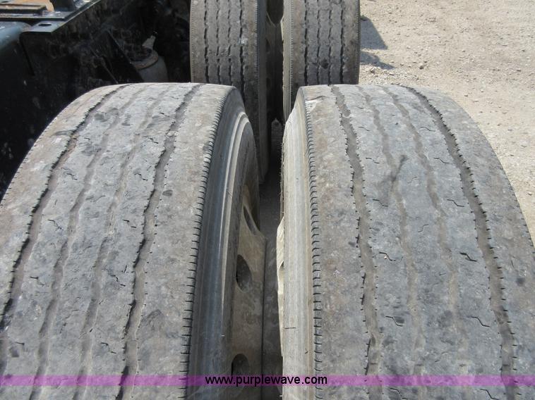 image for item I2051 2007 International 9200i semi truck