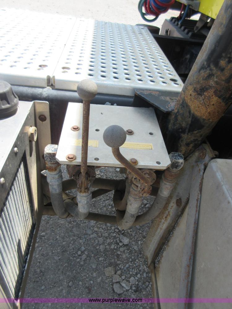 image for item I2051 2007 International 9200i semi truck