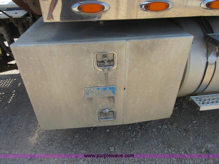 image for item I2051 2007 International 9200i semi truck