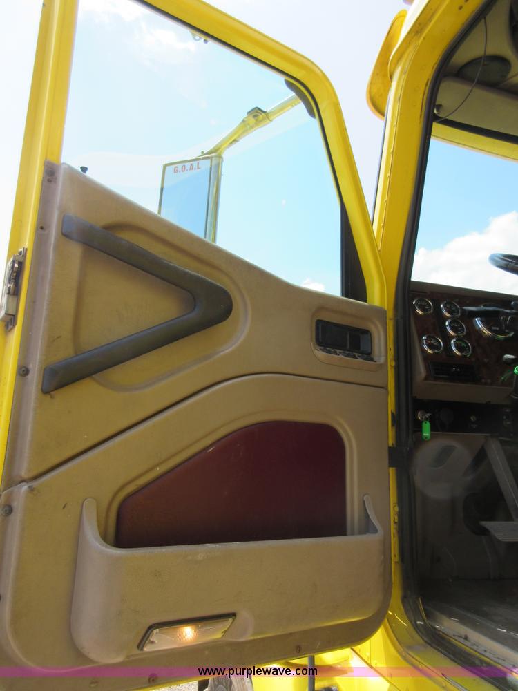 image for item I2051 2007 International 9200i semi truck