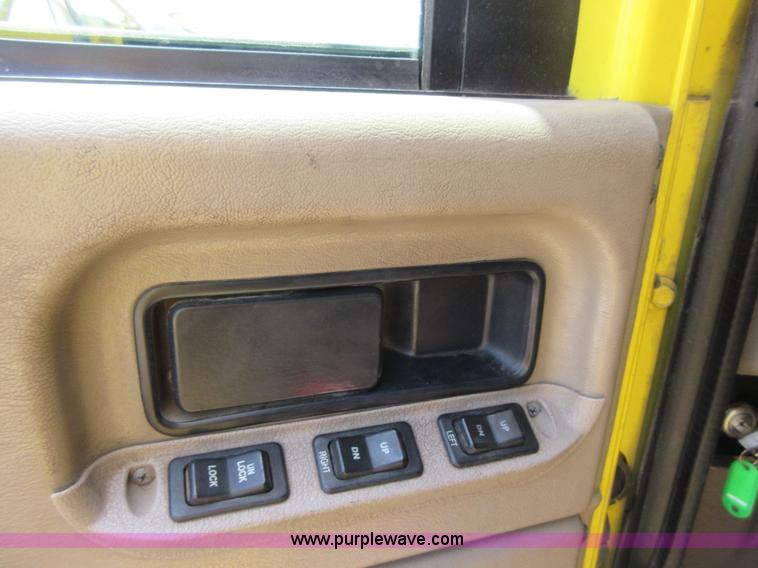 image for item I2051 2007 International 9200i semi truck