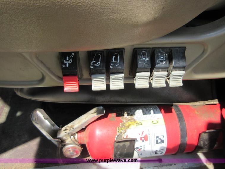 image for item I2051 2007 International 9200i semi truck