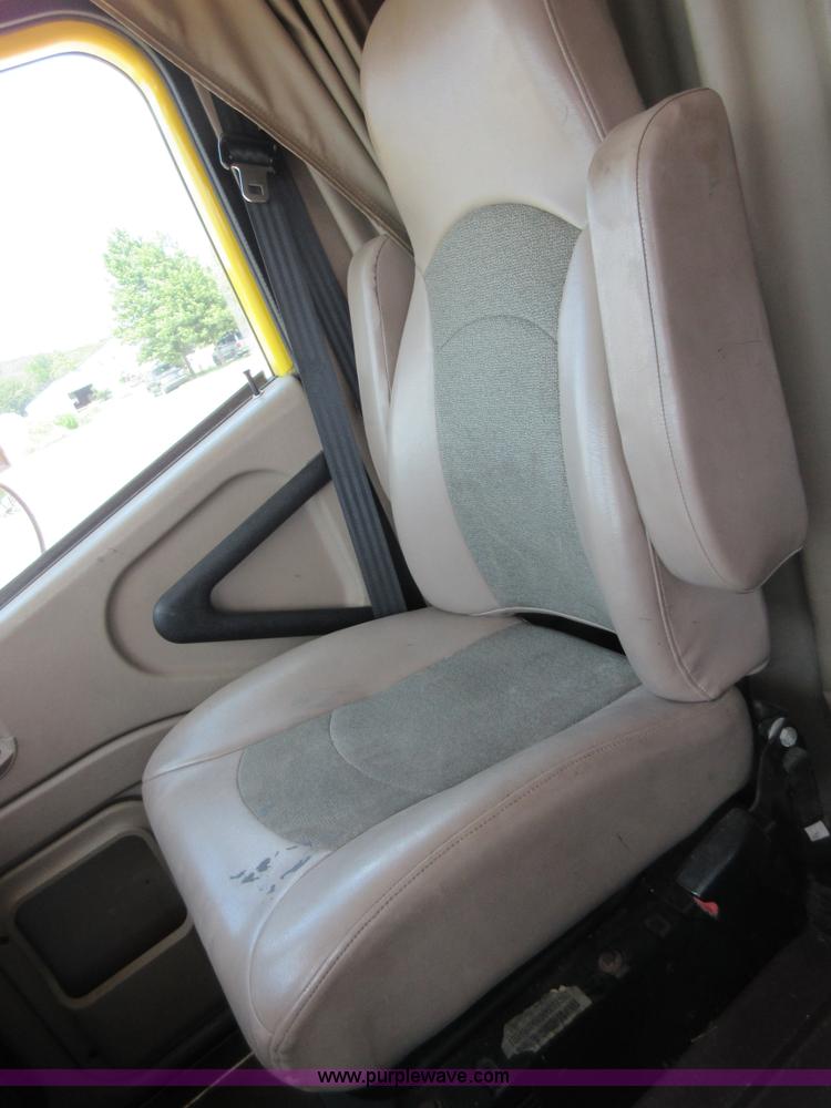 image for item I2051 2007 International 9200i semi truck